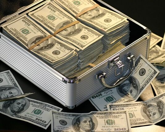 Ile zarabia policjant bez matury?