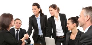 Czy trzeba wstawać przy powitaniu?